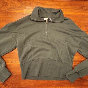 🌲 Universal Thread green sweater crop top